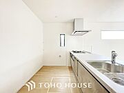 夫婦そろってキッチンに立っても調理がしやすく余裕の広さ。家事をしながら会話も弾みます。