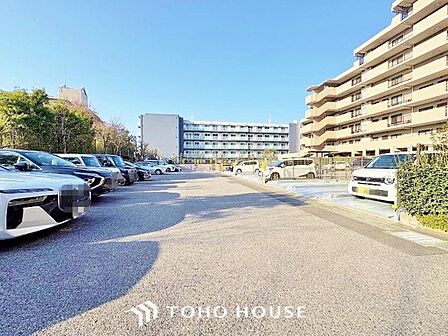 敷地内駐車場。（空き状況、料金等はお気軽にお問い合わせください。）