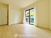 床とクロスの色をシンプルにし、疲れた日でも安らげる空間へ。帰宅する喜びのあるお部屋となるように。