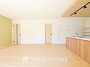 光が注がれる青い空から鮮やかに赤色にゆっくりと染まる。そんな優しい時間がここでは流れてゆく。