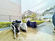 敷地内にバイク置き場があることで、防犯対策にもなりますね。