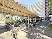 広さがしっかり確保された敷地内駐輪場。かさ張る自転車も安心して停めることができます。