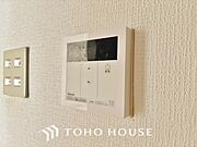 お風呂場と台所に操作リモコンが設置され、給湯リモコンは家事の最中でもボタン一つで簡単に沸かせます。