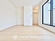 明るい色のフローリングと白いクロスが光を反射して更なる採光を生みます。