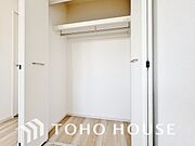 居室にはクローゼットを完備し、自由度の高い家具の配置が叶うシンプルな空間です。