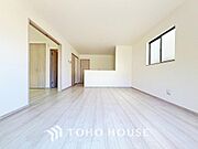 家族皆が集まる場所だからこそ、一番明るく使い勝手のいい空間に仕上げております。