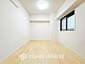 子供部屋：「窓から光が差し込む部屋で」快適な光を取り入れ、心地よい風を取り入れます。収納スペースもあり、生活しやすい居住スペースです。ベッドやデスク、ドレッサーなどを置いてもゆったりと空間を活用できます。