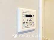 浴室換気乾燥暖房機　(浴乾)その名のとおり、乾燥・暖房・換気・涼風・24時間換気と年間を通じて活躍してくれる多機能アイテムです。雨の日のお洗濯物干しからシックハウス対策まで幅広く活躍してくれます。