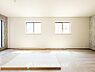 室内：生活動線が確保されたリビングには陽光が降り注ぎ、自然とみんなが集まる空間へと仕上げております。