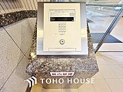 集合住宅のエントランスには住戸内部と通話できるモニター付きのインターホンが設置されています。