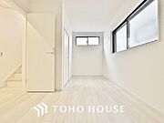 納戸に設けられた大きな窓が通風と採光を考慮。ゆっくりと休まる癒しの場所を、明るい空間に仕上げました。