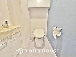 十分な広さと清潔感のあるカラーで纏まったおトイレ。時間に余裕とゆとりを持たせます。