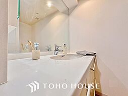 広く使えると助かる洗面台は汚れの付きにくい形状と素材で造られております。※小物AI生成