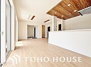 家族皆が集まる場所だからこそ、一番明るく使い勝手のいい空間に仕上げております。