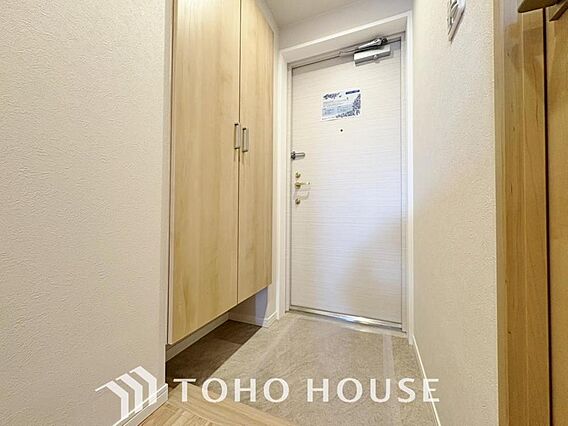 人を迎え入れる...