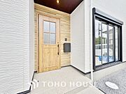 毎日みんなを見送り、そして迎え入れる場所だから。帰りたくなる家をテーマに設計した、自慢の玄関です。
