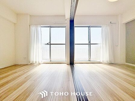 生活動線が確保されたリビングには陽光が降り注ぎ、自然とみんなが集まる空間へと仕上がっております。
