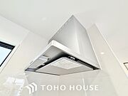 流行りのスリムタイプレンジフード。スタイリッシュな見た目はインテリアとしても高い人気がある型です。