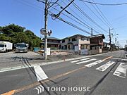 周辺環境とのコラボレーションにより明るく開放的な空間を演出しております。