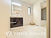 手で洗いたい大切な服など、広く使えると助かる洗面台は汚れの付きにくい形状と素材で造られております。