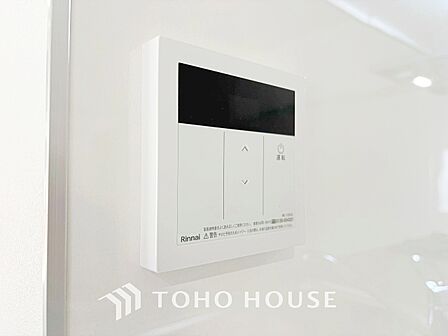 お風呂場と台所に操作リモコンが設置され、給湯リモコンは家事の最中でもボタン一つで簡単に沸かせます。