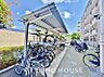 設備：広さがしっかり確保された敷地内駐輪場。かさ張る自転車も安心して停めることができます。