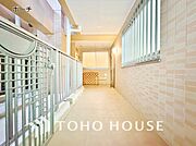 玄関の前に門扉が設けられているポーチは、他の居住者が自由に入ることのできないスペースです。