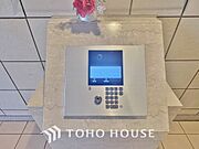 集合住宅のエントランスには住戸内部と通話できるモニター付きのインターホンが設置されています。
