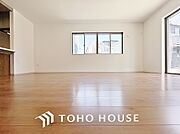 床をフローリングにすることで、お洒落かつ木目の温かみを感じる落ち着いた空間へと仕上げる事ができます。