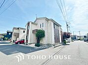 街並みの風景に包み込まれながら、瀟洒な印象も湛えて佇みます。