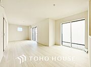 家族が自然と集まる明るいリビング。広々とした空間で豊かな時間をお過ごしください。