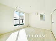 明るい色のフローリングと白いクロスが光を反射して更なる採光を生みます。