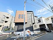 周辺環境とのコラボレーションにより明るく開放的な空間を演出しております。