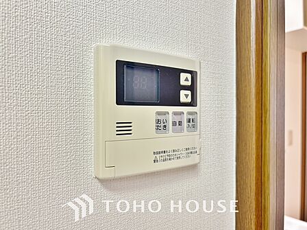 お風呂場と台所に操作リモコンが設置され、給湯リモコンは家事の最中でもボタン一つで簡単に沸かせます。