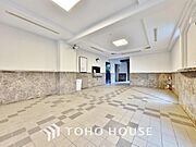いくつかの種類の石と、木質系の素材が創出する雰囲気は、現代的な「和」の風情を感じさせます。
