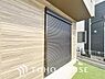 外観：戸建にも防犯機能のシャッターを完備しております。女性のチカラでも開閉が可能ですのでラクラクな所も便利です。