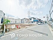 街並みの風景に包み込まれながら、瀟洒な印象も湛えて佇みます。