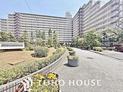 敷地内には緑が多く、ここに住まう方の心と体に嬉しい住環境です。風になびく木々と、温かな木漏れ日を感じて…