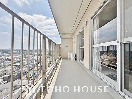 (※居住中)暖かい陽差しが差込むバルコニーでは、晴れた日には洗濯物が良く乾きます。また、手を伸ばせば、ふれることが出来そうな環境が、そのままインテリアになったような印象です。