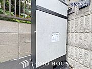 宅配ボックスは留守中でも宅配便の荷物が受け取れる為昼間の受け取りが困難な共働き世帯に需要が高い設備。