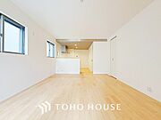 光が注がれる青い空から鮮やかに赤色にゆっくりと染まる。そんな優しい時間がここでは流れてゆく。