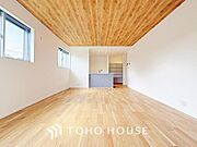 光が注がれる青い空から鮮やかに赤色にゆっくりと染まる。そんな優しい時間がここでは流れてゆく。