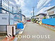 街並みの風景に包み込まれながら、瀟洒な印象も湛えて佇みます。