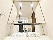 シンプルだからこそ使いやすい。スタンダードなデザインの洗面ボウルは清潔感あるオフホワイトです。