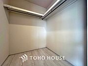 ウォークインクローゼットは洋服だけでなく、帽子や鞄などの小物もまとめて収納できるのが嬉しいですよね。