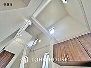 吹き抜けを採用した為、天井が高く見え、視界が抜けて視覚的に広く開放感を感じます。