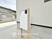 宅配ボックスは留守中でも宅配便の荷物が受け取れる為昼間の受け取りが困難な共働き世帯に需要が高い設備。