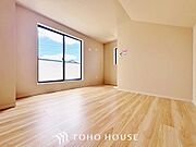 一日の疲れを癒やしてくれる主寝室。時を忘れて過ごす場所として過ごせるお部屋。