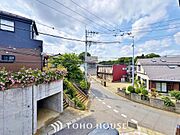 星空が地上に映りこむかのような夜景のきらめきまで、この街ならではの美しい風景の物語が室内に展開。