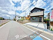 街並みの風景に包み込まれながら、瀟洒な印象も湛えて佇みます。